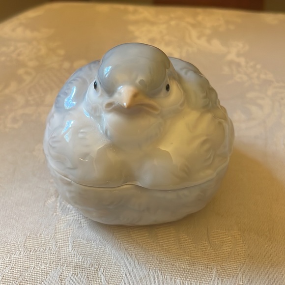 Vintage Otagiri Japan crabby sparrow trinket box, gray and white feathers, EUC - Picture 2 of 11